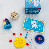 Tricolor Pocket Dough Set with Wooden Stamp, featuring taste-safe clay dough in three vibrant colors, designed for creative play and sensory exploration, perfect for kids' imaginative activities.Three colors of dough in a single tub, wooden stamp with octopus shape, octopus reusable dough mat